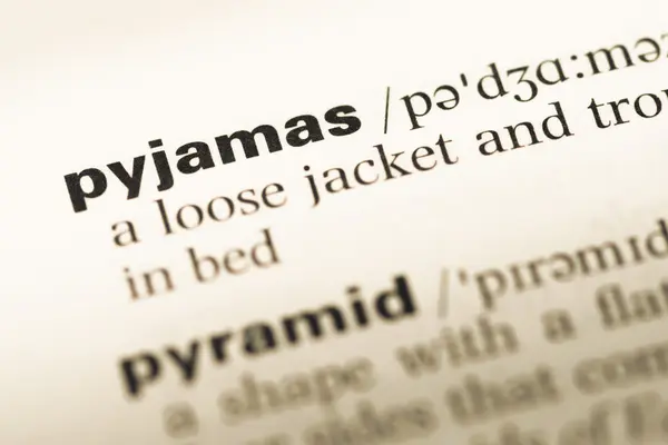 Primer plano de la página del diccionario inglés antiguo con la palabra pijama —  Fotos de Stock