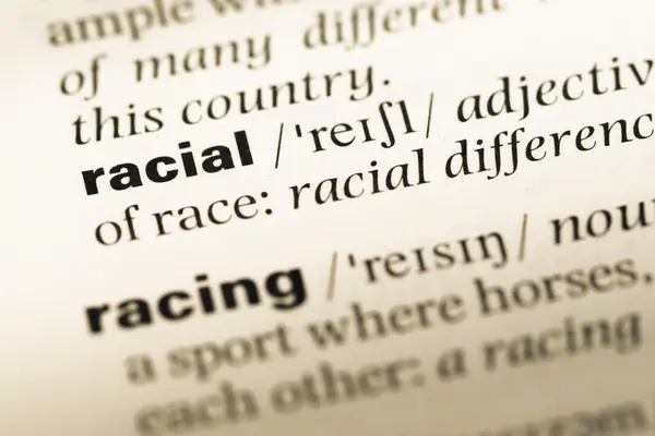 Nahaufnahme der Seite des alten englischen Wörterbuchs mit dem Wort racial — Stockfoto