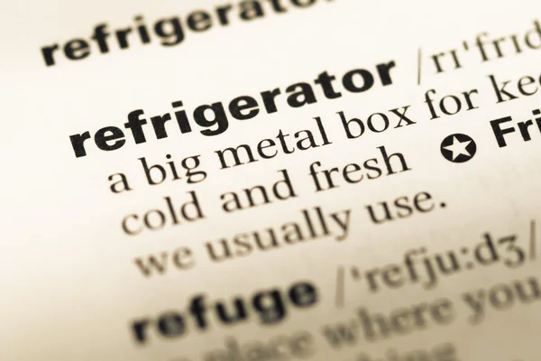 오래 된 영어 사전 페이지 단어 냉장고의 클로즈업 — 스톡 사진
