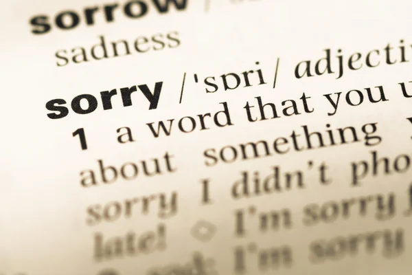 Fechar a página do dicionário de Inglês antigo com palavra desculpe — Fotografia de Stock