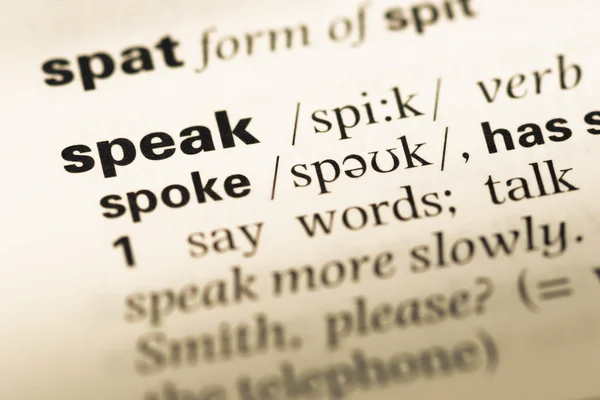 Primer plano de la página del diccionario inglés antiguo con word speak — Foto de Stock