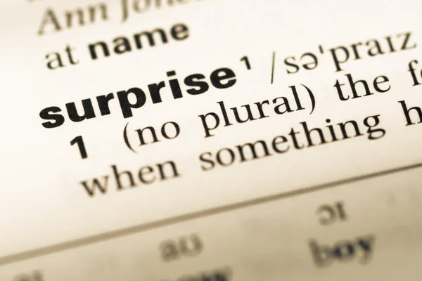 Fechar a página do dicionário de Inglês antigo com a palavra surpresa — Fotografia de Stock
