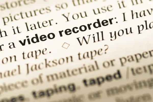 言葉ビデオ レコーダーで古い英語の辞書ページのクローズ アップ — ストック写真
