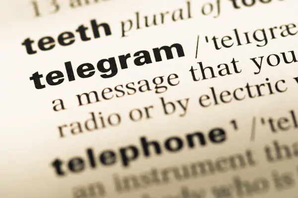 Fechar a página do dicionário de Inglês antigo com telegrama palavra — Fotografia de Stock