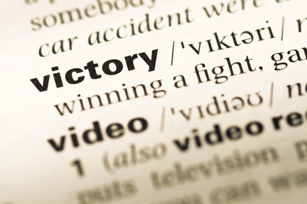 Primer plano de la página del diccionario inglés antiguo con la palabra victoria —  Fotos de Stock