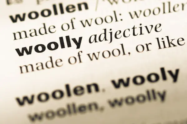 羊毛の単語古い英語辞書のページのクローズ アップ — ストック写真
