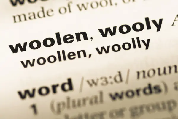 単語ウール ウーリーと古い英語辞書のページのクローズ アップ — ストック写真