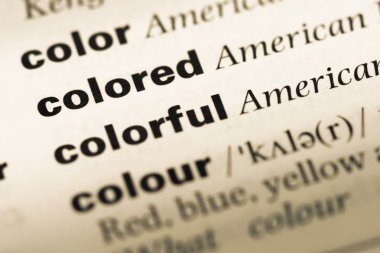 Eski İngilizce sözlük sayfası renkli word ile yakından