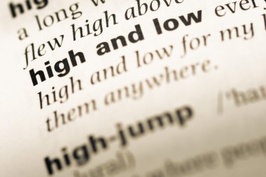 Yüksek ve düşük kelime ile eski İngilizce sözlük sayfasının yakın çekim