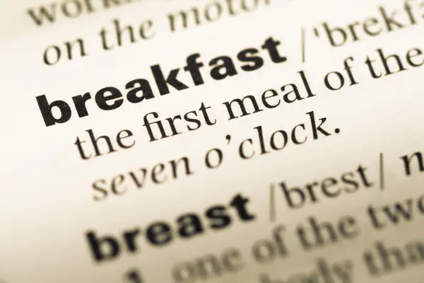 단어 아침 식사와 함께 오래 된 영어 사전 페이지 닫습니다 — 스톡 사진