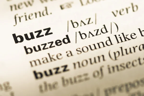 Primer plano de la página del diccionario inglés antiguo con palabra buzz —  Fotos de Stock