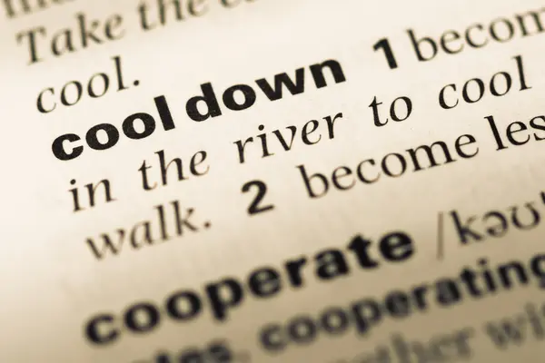 Feche a página do dicionário de Inglês antigo com a palavra cool down — Fotografia de Stock