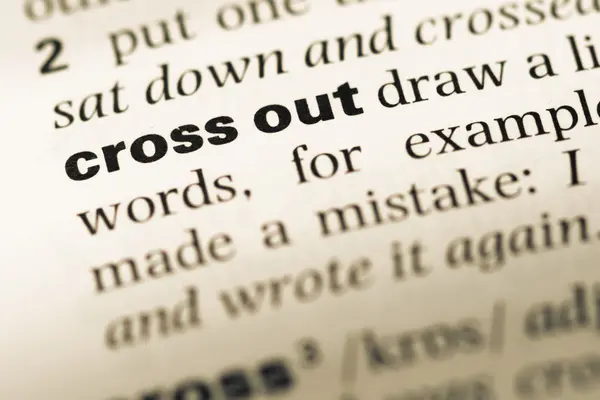 Feche a página do dicionário de Inglês antigo com a palavra cross out — Fotografia de Stock