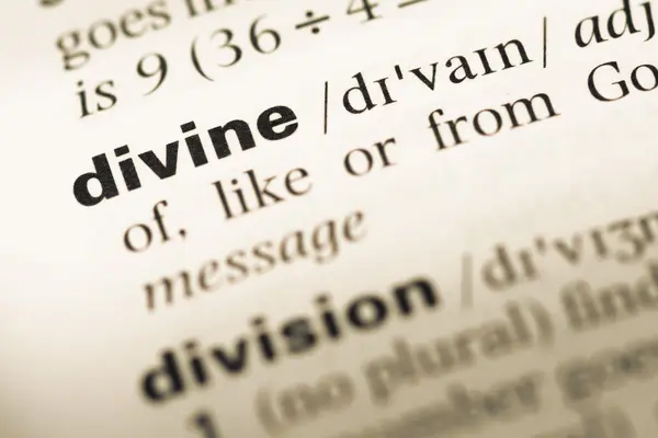Close up della vecchia pagina del dizionario inglese con parola divina — Foto Stock