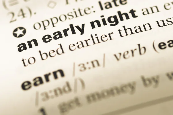 Primer plano de la página del diccionario inglés antiguo con la palabra una noche temprana —  Fotos de Stock