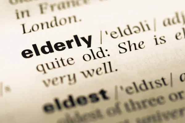 Gros plan sur la vieille page du dictionnaire anglais avec mot elderly — Photo