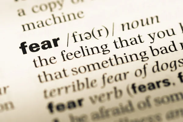 Fechar a página do dicionário de Inglês antigo com palavra medo — Fotografia de Stock