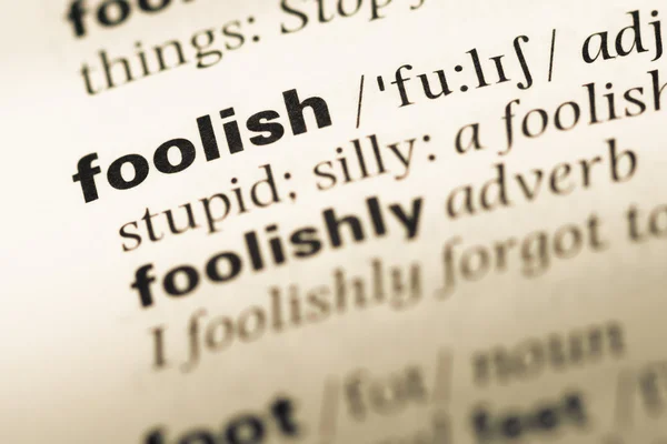 Eski İngilizce sözlük sayfası word aptalca ile yakın çekim — Stok fotoğraf