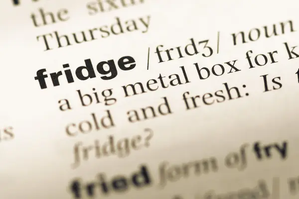 오래 된 영어 사전 페이지 단어 냉장고의 클로즈업 — 스톡 사진
