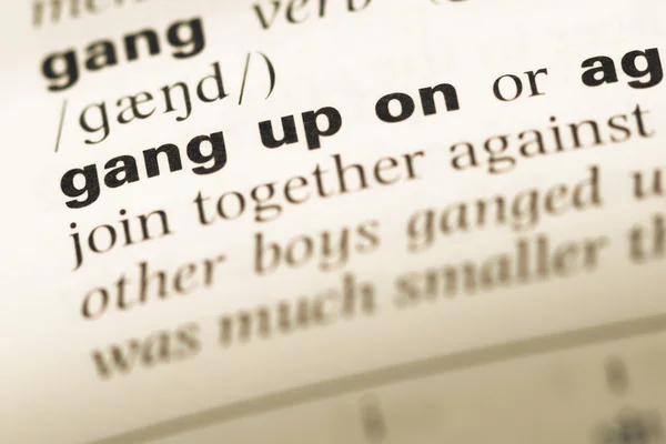 Primo piano della vecchia pagina del dizionario inglese con word gang su — Foto Stock