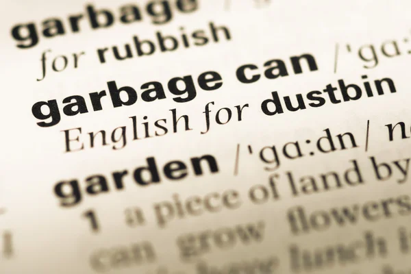 Близько від старого англійського словника сторінки з word сміття може — стокове фото