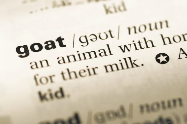 Закрыть страницу старого английского словаря словом goat — стоковое фото