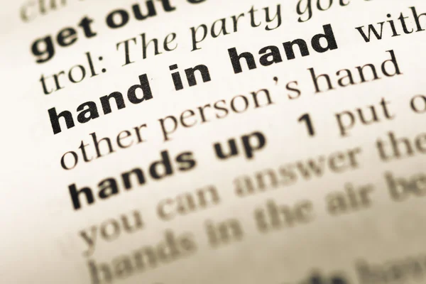 Κοντινό πλάνο παλιό αγγλικό λεξικό σελίδα με λέξη χέρι-χέρι — Φωτογραφία Αρχείου