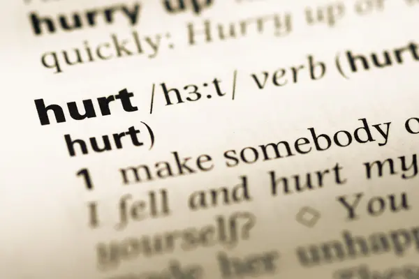 Bliska stare strony słowniku języka angielskiego słowa hurt — Zdjęcie stockowe