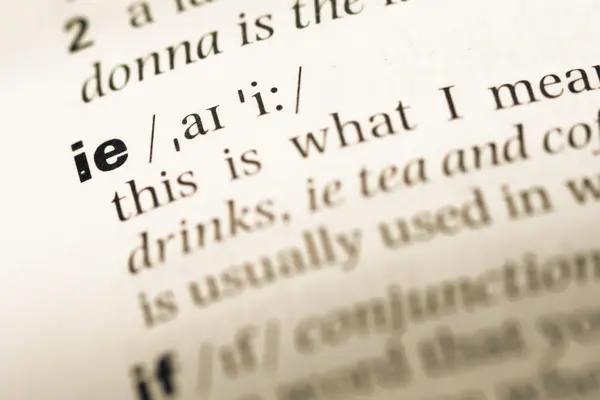 Fechar a página do dicionário de Inglês antigo com palavra ie — Fotografia de Stock