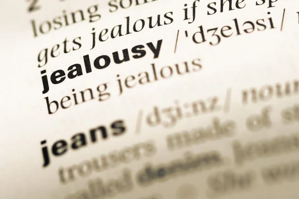 Близько від старого англійського словника сторінку з слово ревнощі — стокове фото