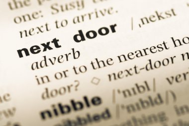 Yandaki kelime ile eski İngilizce sözlük sayfasının yakın çekim