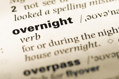 Word ile eski İngilizce sözlük sayfasının gecede yakın çekim