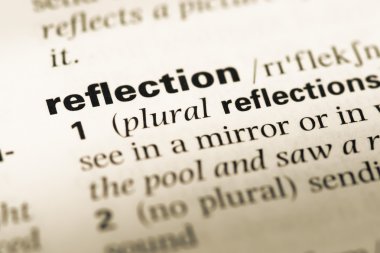 Eski İngilizce sözlük sayfası word yansıması ile yakın çekim