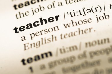 Word öğretmen ile eski İngilizce sözlük sayfasının yakın çekim