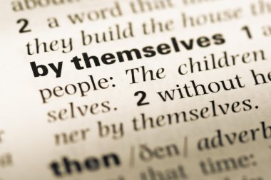 Word ile eski İngilizce sözlük sayfasının kendi kendilerine yakın çekim