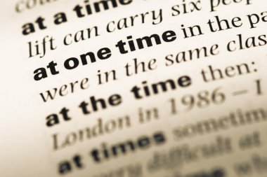 Bir anda eski İngilizce sözlük sayfası word ile yakından