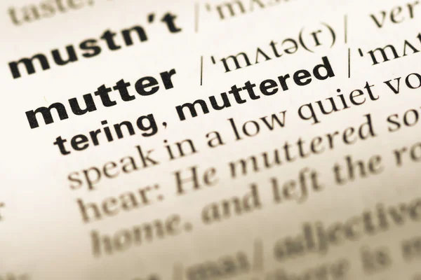 Primer plano de la página del diccionario inglés antiguo con palabra mutter — Foto de Stock