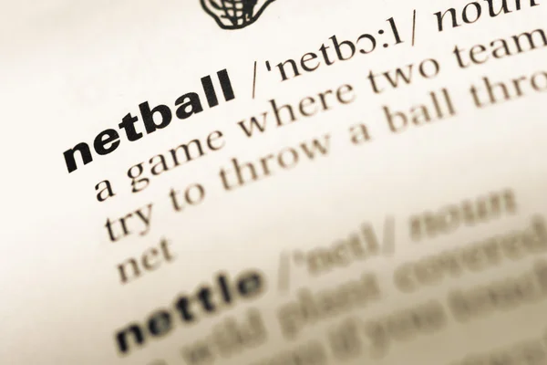 Nahaufnahme der Seite des alten englischen Wörterbuchs mit dem Wort netball — Stockfoto