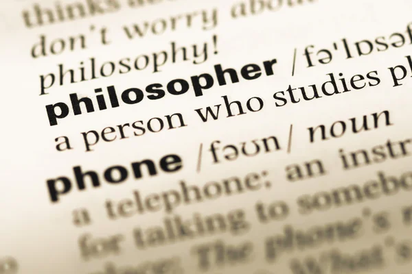 Close up de página de dicionário de Inglês antigo com palavra filósofo — Fotografia de Stock