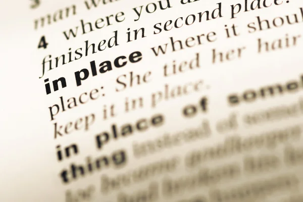 Nahaufnahme der alten englischen Wörterbuchseite mit Wort an Ort und Stelle — Stockfoto