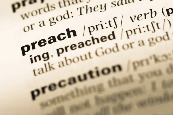 Fechar a página do dicionário de Inglês antigo com a palavra pregar — Fotografia de Stock
