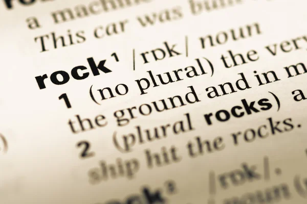 Близько від старого англійського словника сторінку з word рок — стокове фото