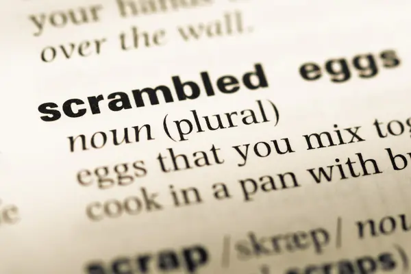 오래 된 영어 사전 페이지 word 스크램블 계란의 클로즈업 — 스톡 사진