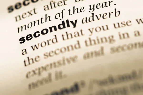 둘째 단어와 오래 된 영어 사전 페이지 닫기 — 스톡 사진