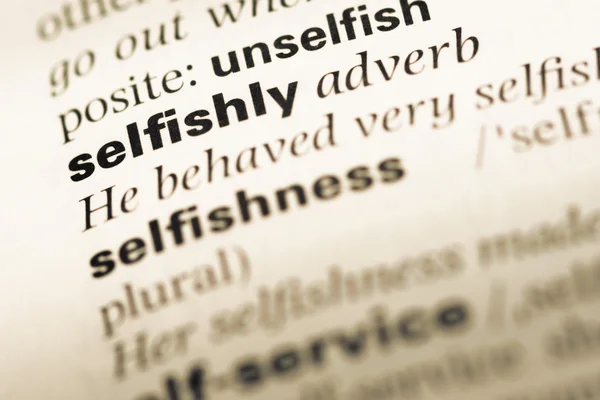 Nahaufnahme der Seite des alten englischen Wörterbuchs mit dem Wort egoistisch — Stockfoto
