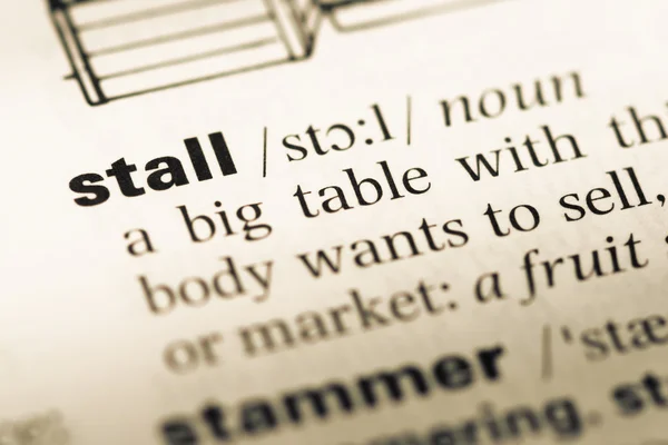 Fechar a página do dicionário de Inglês antigo com a palavra stall — Fotografia de Stock