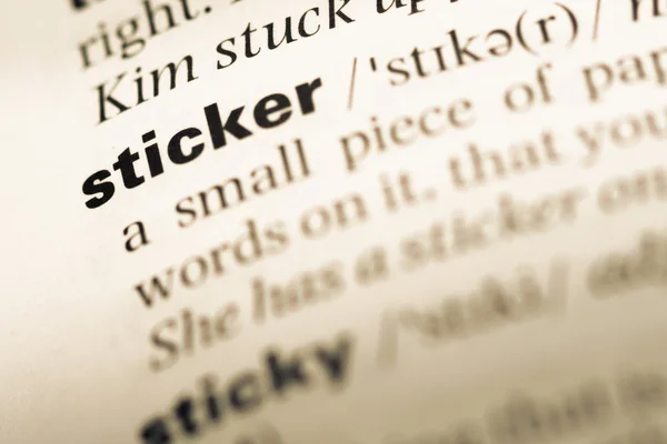 단어 스티커와 함께 오래 된 영어 사전 페이지 닫습니다 — 스톡 사진