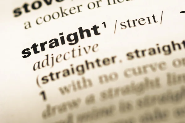 Nahaufnahme der alten englischen Wörterbuchseite mit Wort straight — Stockfoto