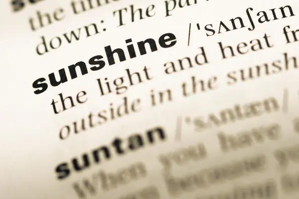 Eski İngilizce sözlük sayfası word güneş ışığı ile yakın çekim — Stok fotoğraf