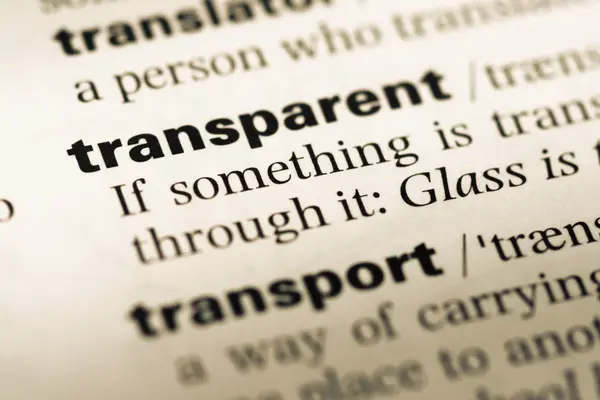 Gros plan sur la vieille page du dictionnaire anglais avec word transparent — Photo